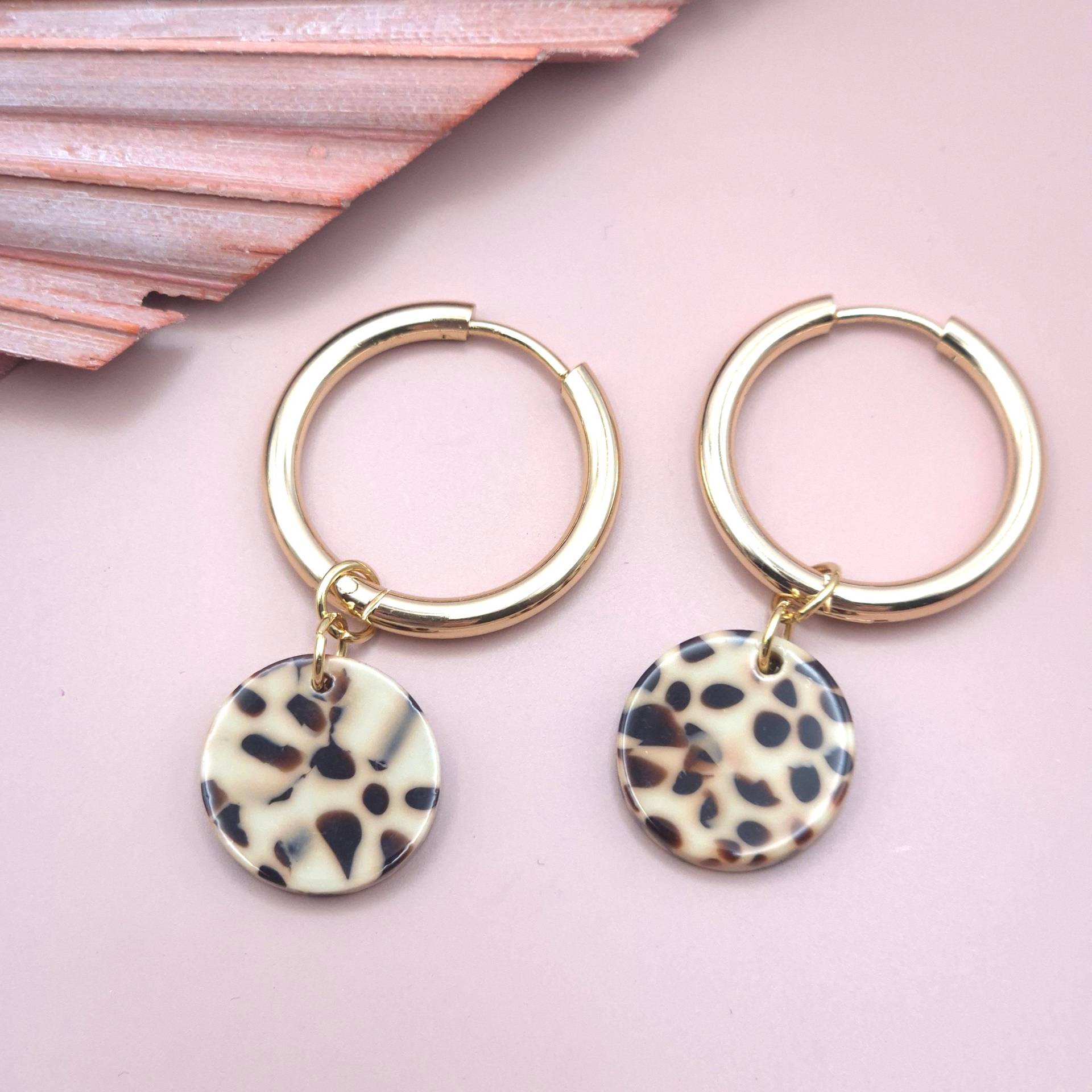 Oslo | Huggie Hoops 18K Vergoldet Terrazzo-Anhänger Ohrringe Gold Geschenk Für Sie von STUDIOTrishDE