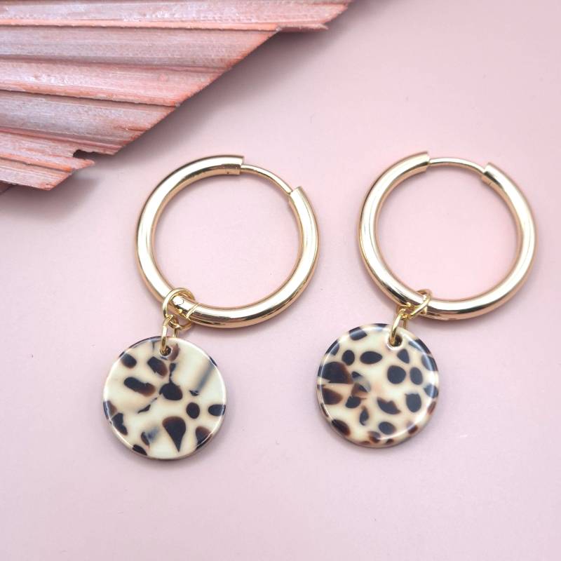 Oslo | Huggie Hoops 18K Vergoldet Terrazzo-Anhänger Ohrringe Gold Geschenk Für Sie von STUDIOTrishDE