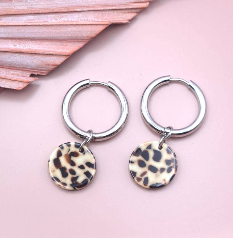 Oslo | Huggie Hoops 18K Weißvergoldet Terrazzo-Anhänger Ohrringe Gold Geschenk Für Sie von STUDIOTrishDE