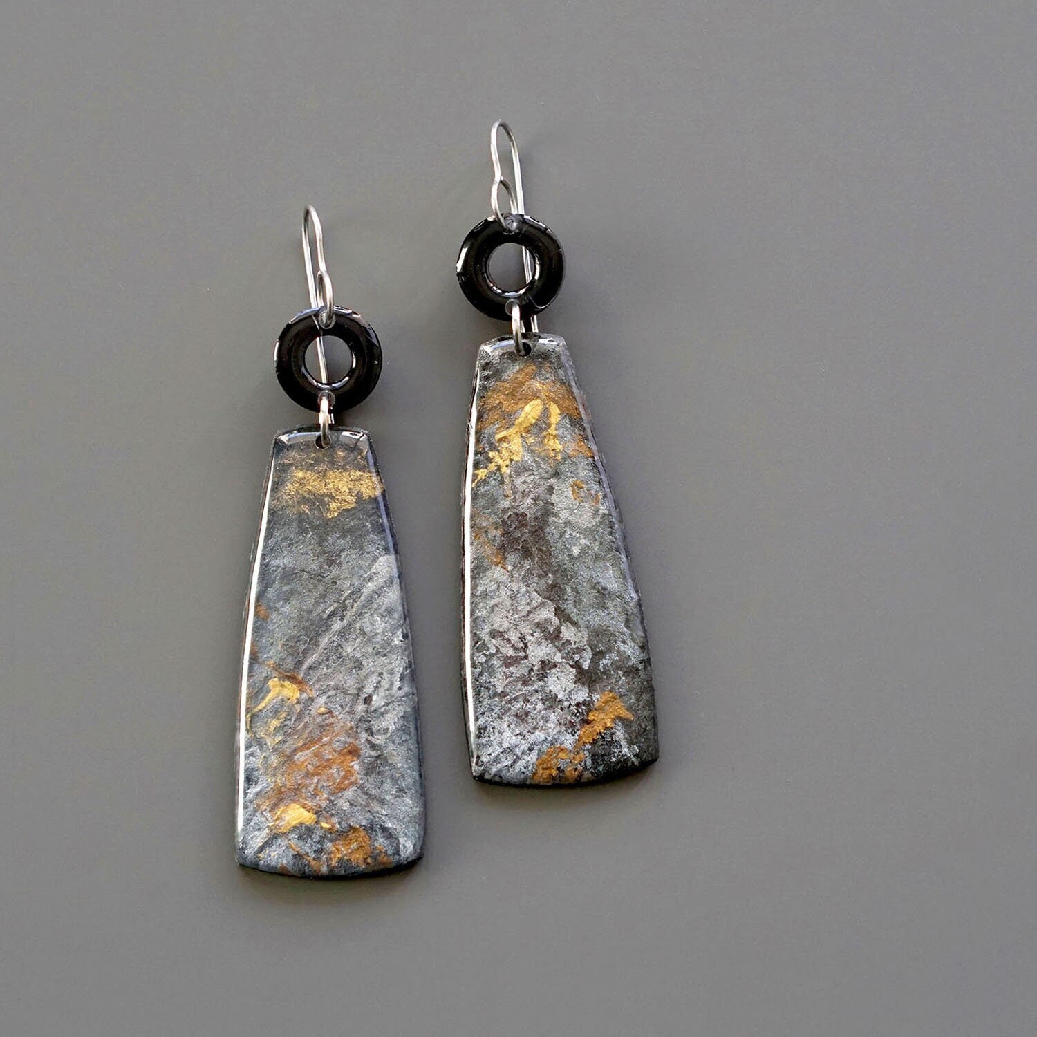 Lange Handgemachte Statement Ohrringe, Abstraktes Recyclingpapier Und Resing-Schmuck, Industrielles Zubehör Für Stilvolle Frau von STUDIOblureco