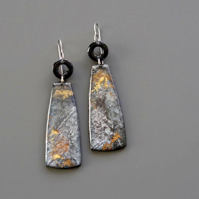 Lange Handgemachte Statement Ohrringe, Abstraktes Recyclingpapier Und Resing-Schmuck, Industrielles Zubehör Für Stilvolle Frau von STUDIOblureco