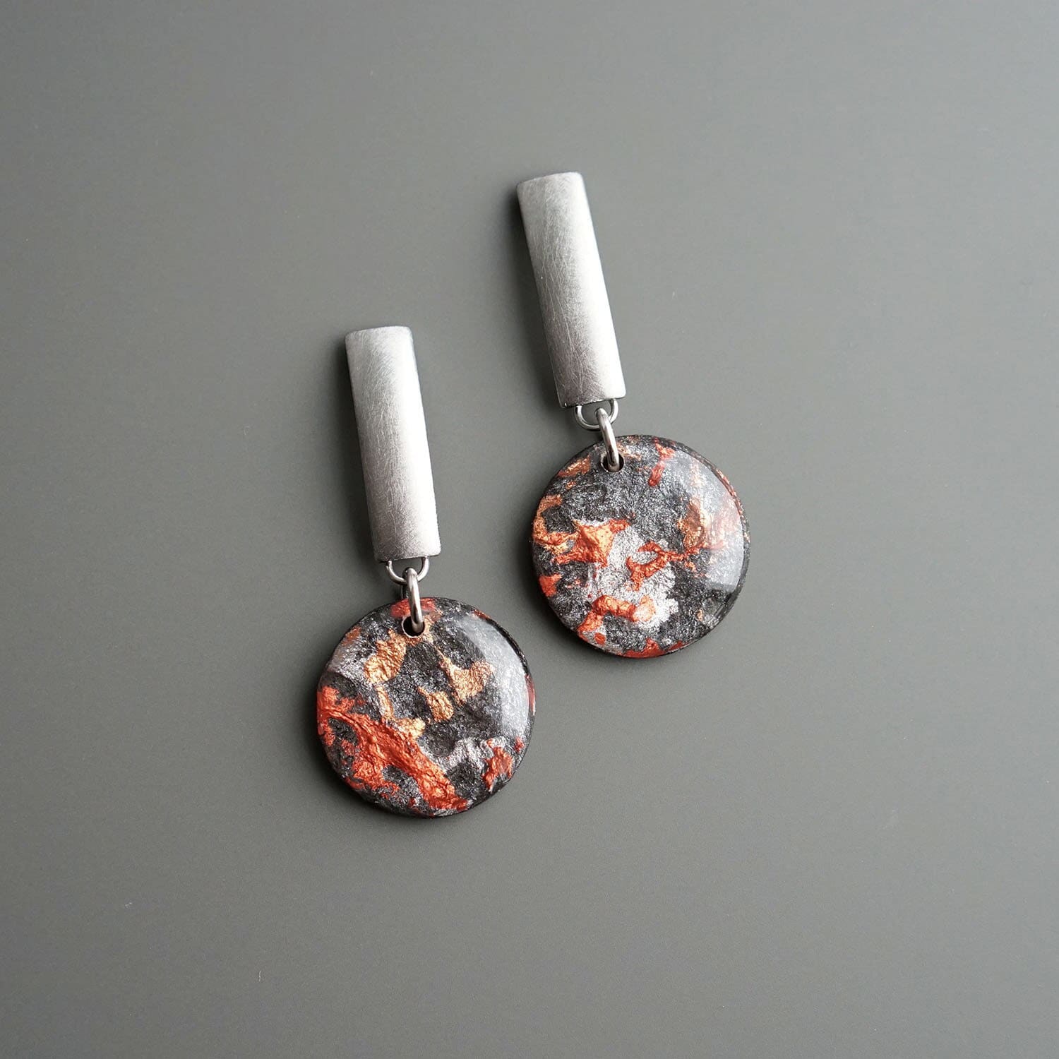 Moderne Mixed Media Ohrhänger, Abstrakte Schmuck Handgemacht Aus Recyceltem Papier, Kunstharz Und Chirurgenstahl, Geschenk Für Die Frau von STUDIOblureco