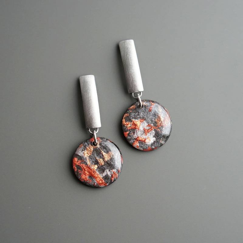 Moderne Mixed Media Ohrhänger, Abstrakte Schmuck Handgemacht Aus Recyceltem Papier, Kunstharz Und Chirurgenstahl, Geschenk Für Die Frau von STUDIOblureco