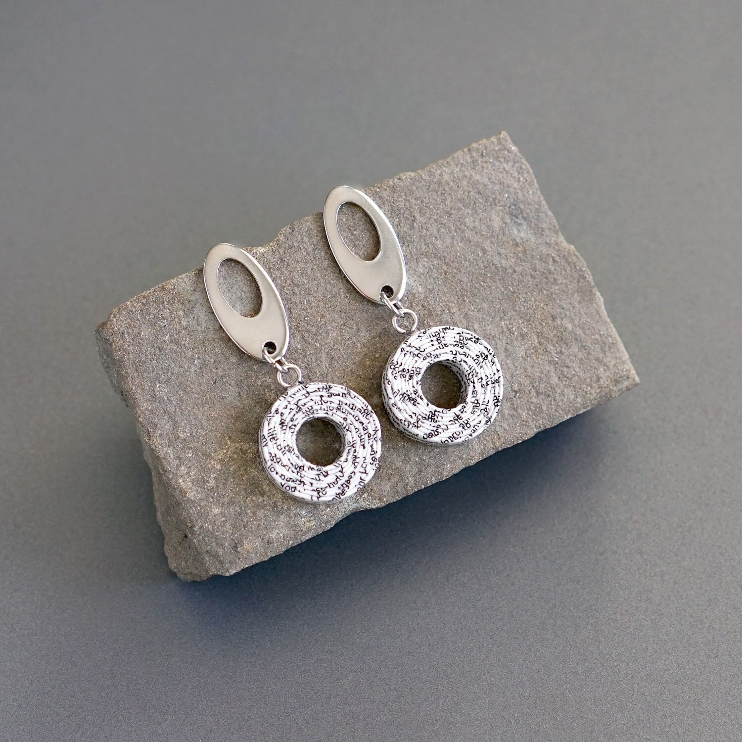 Personalisierte Ohrringe Zum 1. Jahrestag, Handgefertigt Aus Ihren Hochzeitsgelübden Oder Songtexten, Einzigartiges Und Unvergessliches Geschenk von STUDIOblureco