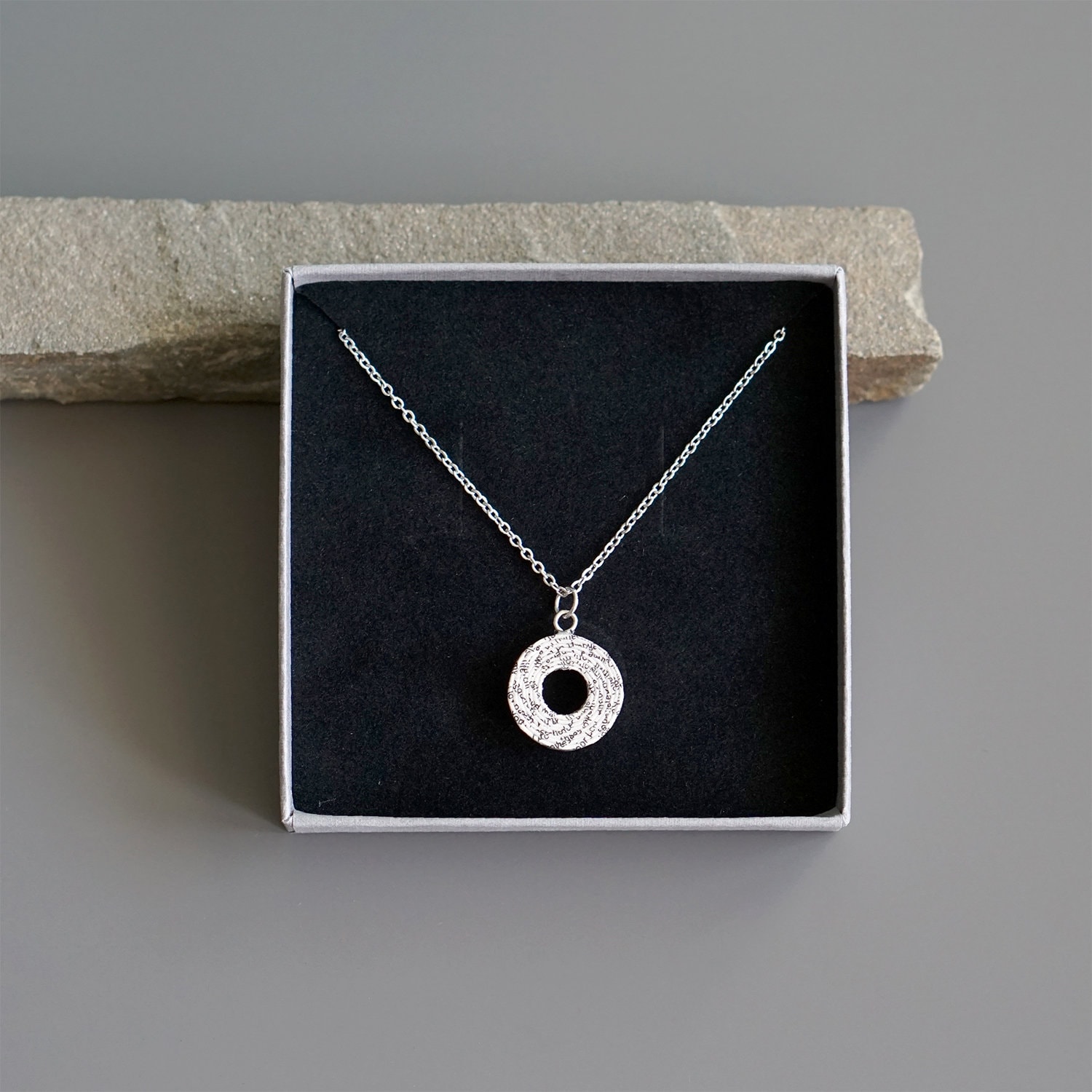 Personalisiertes Geschenk Für Frau, Papierhalskette Aus Hochzeitsgelübde Oder Songtext, Einzigartiges Benutzerdefiniertes Einjähriges Sie von STUDIOblureco