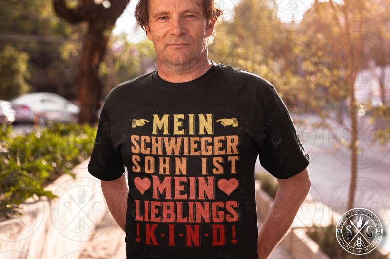 Lustiges T-Shirt Geschenk Schwiegereltern - „Mein Schwiegersohn Ist Mein Lieblingskind" Für Muttertag, Vatertag & Geburtstag von STYNGoGRAPHYX