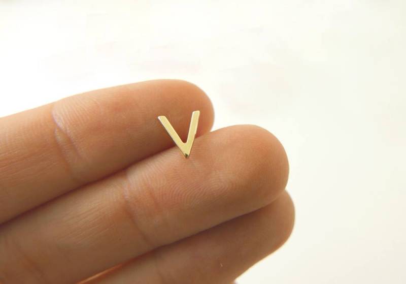 Goldene Dreiecksohrringe. Ohrstecker Aus 14-Karätigem Gold. V Goldene Ohrringe. Pyramidennieten. Sieg-Ohrringe Geschenk Für Sie. 14-Karätige Ohrringe von STarLighTstudiO3