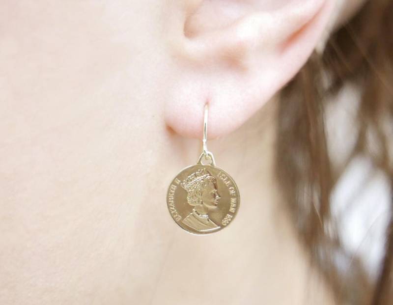 Goldmünzen-Ohrringe. Münzohrring Der Königin Elizabeth. Dollar-Ohrringe. Einen Cent Fallen Lassen. Golddraht-Ohrring. Geschenk Für Sie. Goldohrringe von STarLighTstudiO3