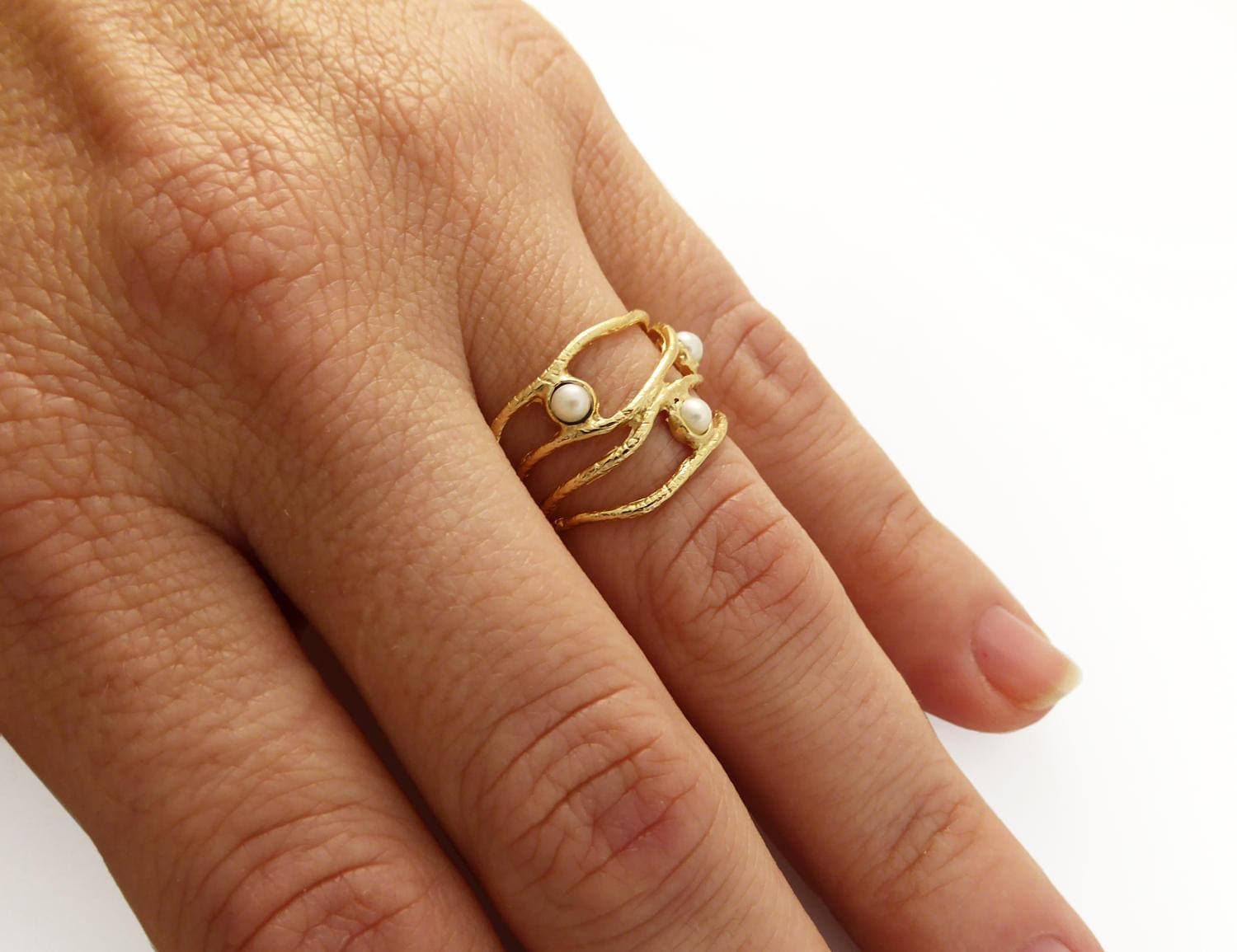 Perlenring. Goldener Plissierter Wellenring. Perlenschmuck. Goldring. Breiter Perlen-Silberring. Ring von STarLighTstudiO3