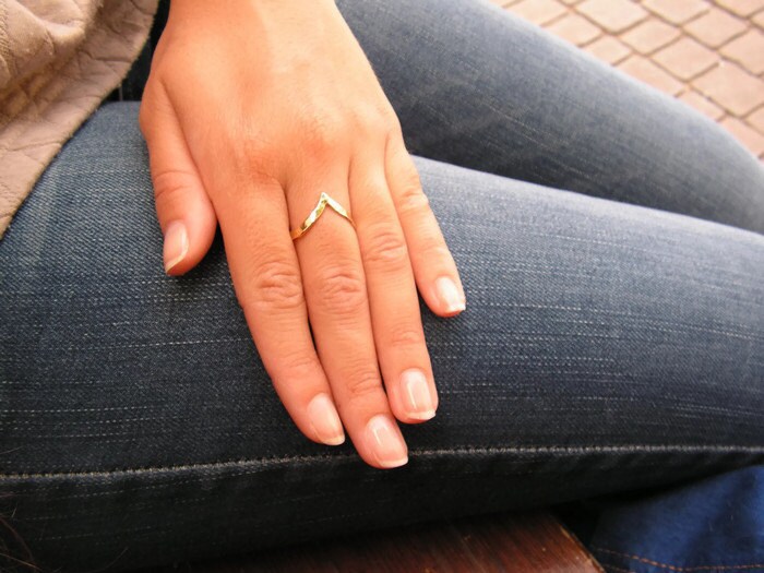 Runder Ring. Zierlicher Goldring. Stapelbarer Goldfarbiger Zierlicher V-Ring. Pfeil Gold von STarLighTstudiO3