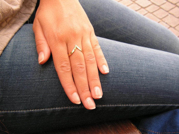 Runder Ring. Zierlicher Goldring. Stapelbarer Goldfarbiger Zierlicher V-Ring. Pfeil Gold Runder Ring. Zierlicher Goldring. Stapelbarer Goldfarbiger Zierlicher V-Ring. Pfeil Gold von STarLighTstudiO3