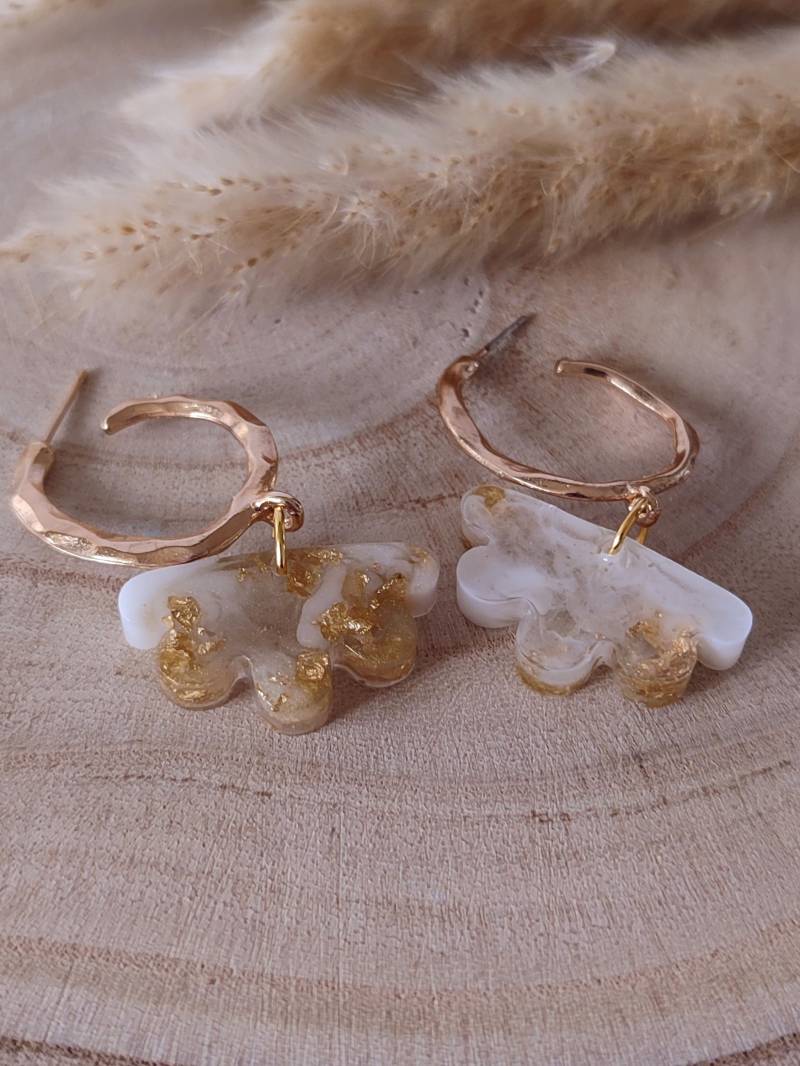 Goldene, Milchig Weiße Ohrringe in Wolkenform Mit Creolen von STilvollStudio