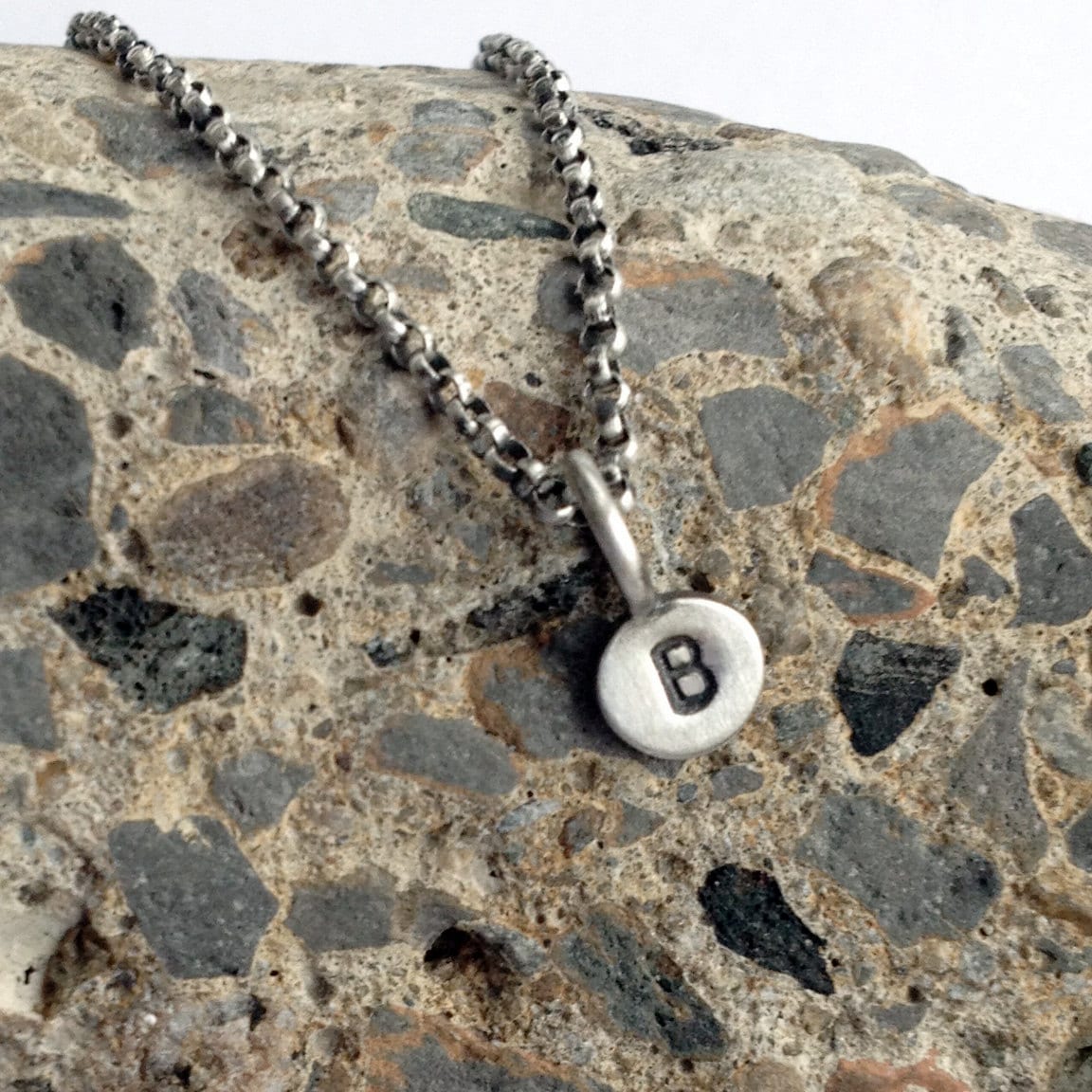 Personalisierte Itty Bitty Initial Tag Halskette Gestempelt Sterling Silber Paddle Charm Personalisierte Itty Bitty Initial Tag Halskette Gestempelt Sterling Silber Paddle Charm von SToNZ