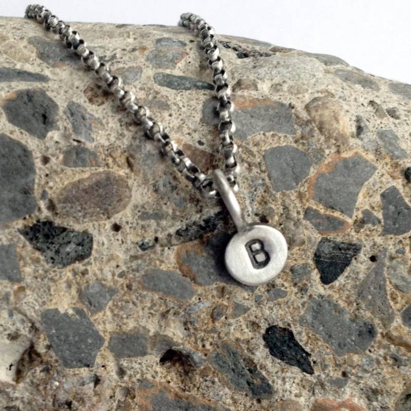Personalisierte Itty Bitty Initial Tag Halskette Gestempelt Sterling Silber Paddle Charm Personalisierte Itty Bitty Initial Tag Halskette Gestempelt Sterling Silber Paddle Charm von SToNZ