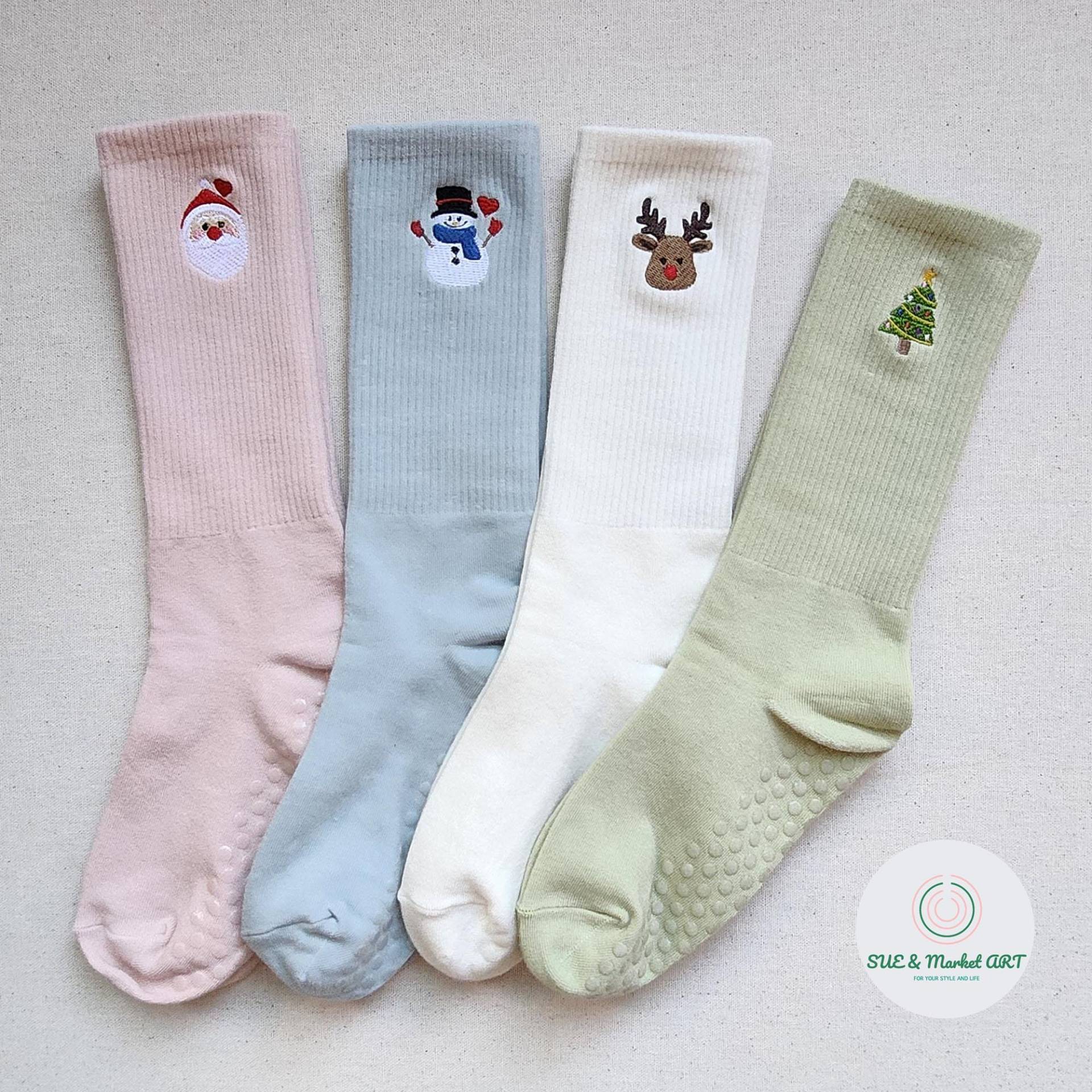 Weihnachtliche Bestickte Rutschfeste Socken/Urlaubssocken-Pilates, Yoga, Tanz, Gym Und Mehrzwecksocken Weihnachtliche Bestickte Rutschfeste Socken/Urlaubssocken-Pilates, Yoga, Tanz, Gym Und Mehrzwecksocken von SUEandMarketArt