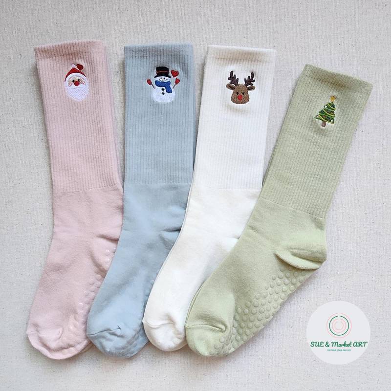 Weihnachtliche Bestickte Rutschfeste Socken/Urlaubssocken-Pilates, Yoga, Tanz, Gym Und Mehrzwecksocken Weihnachtliche Bestickte Rutschfeste Socken/Urlaubssocken-Pilates, Yoga, Tanz, Gym Und Mehrzwecksocken von SUEandMarketArt