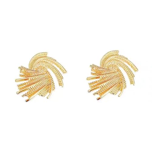 Stilvolle Gold Studs Ohrringe Party Schmuck Metall Textur Perfekt Für Die Verbesserung Von Eleganzen Für Büro Oder Party Setting Metallohrringe von SUMMITDRAGON