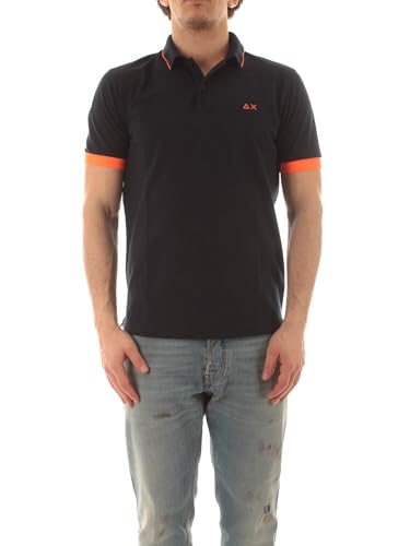 SUN68 Poloshirt Small Stripe Fluo für Herren, das klassischen Stil und moderne Details kombiniert. Mit einem klassischen Kragen mit Knöpfen, verfügt es über ein raffiniertes gesticktes Logo auf dem von SUN68