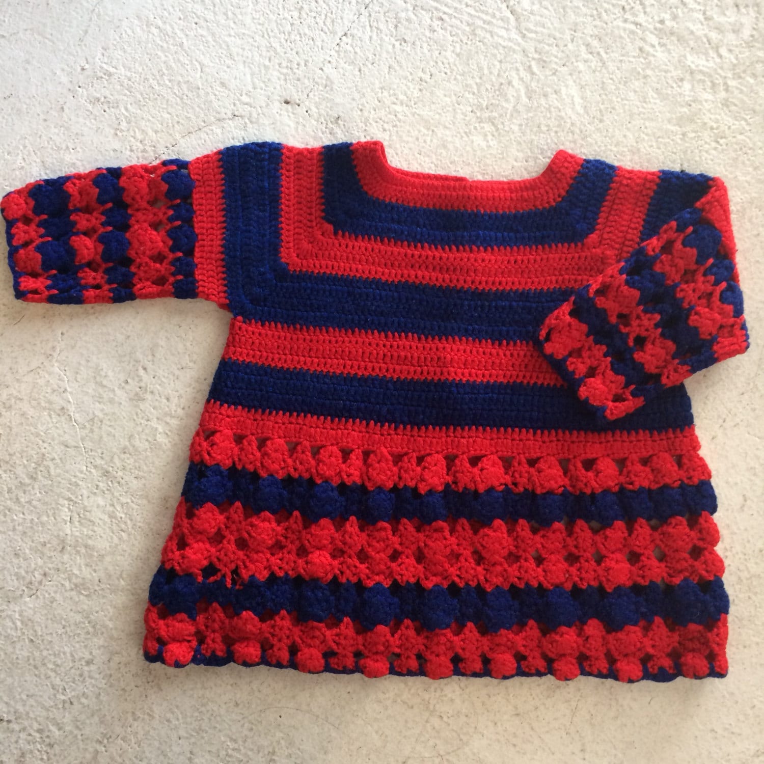 Navy & Rot Gestreifte Handmade Gehäkelte Kleid Größe 12-18 Monate von SUNDANCEKIDVINTAGE