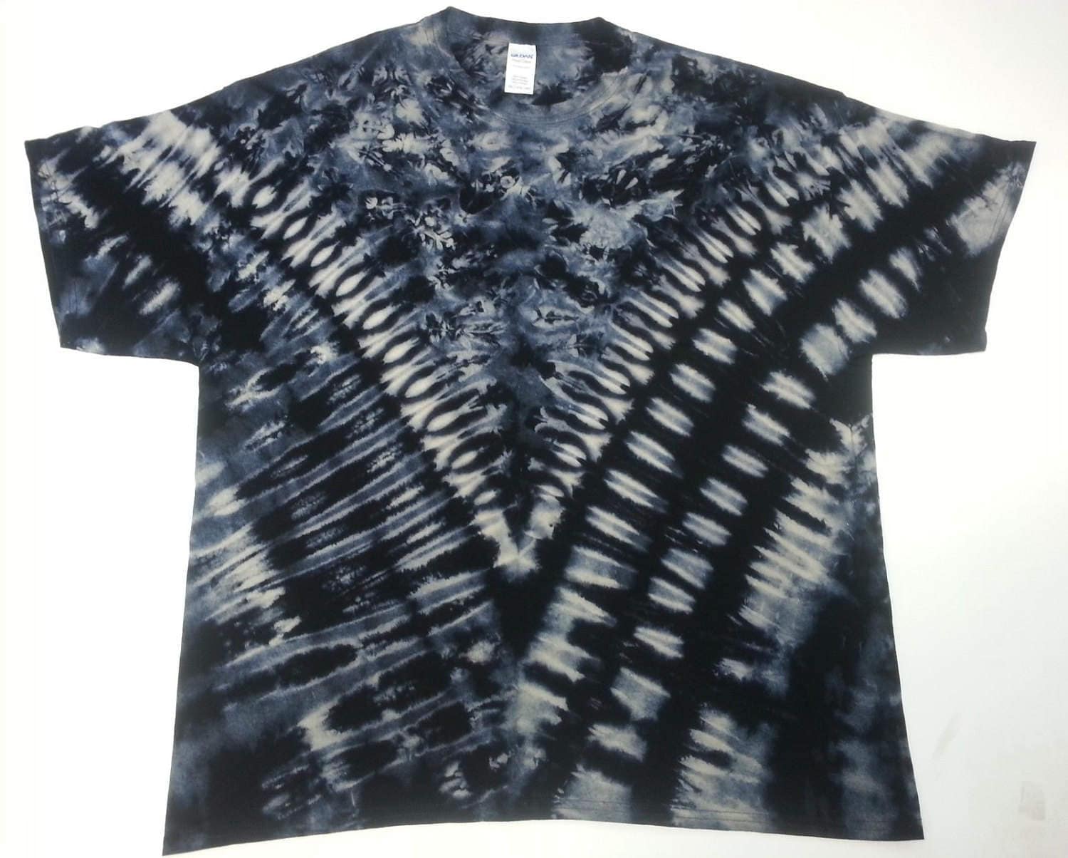 Acid Wash V Batik-T-Shirt, Handgefertigt in Großbritannien Acid Wash V Batik-T-Shirt, Handgefertigt in Großbritannien von SUNSHINECLOTHINGuk
