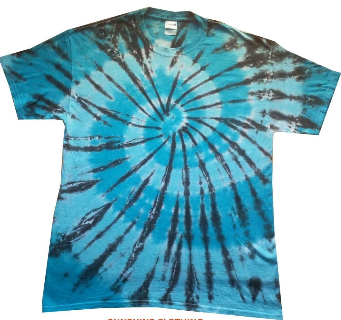 Blau-Schwarz-Spiral-Tie-Dye-T-Shirt, Handgefärbt in Großbritannien Blau-Schwarz-Spiral-Tie-Dye-T-Shirt, Handgefärbt in Großbritannien von SUNSHINECLOTHINGuk