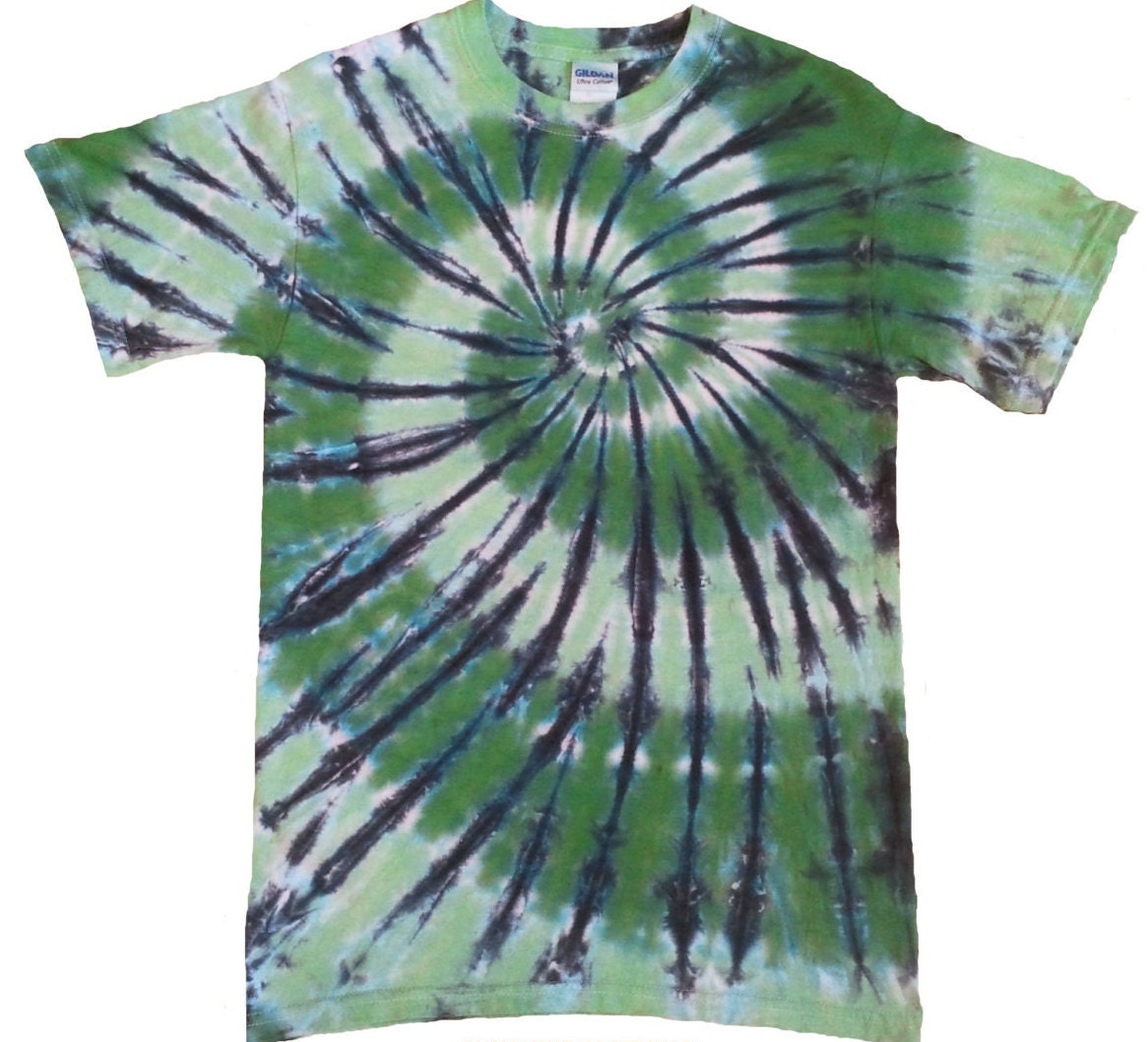 Grün Und Schwarz Spiral Tie Dye T-Shirt, Handgefärbt in Großbritannien Grün Und Schwarz Spiral Tie Dye T-Shirt, Handgefärbt in Großbritannien von SUNSHINECLOTHINGuk