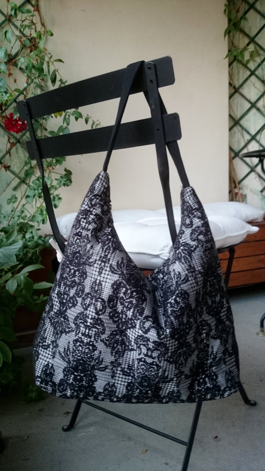 Brokat Tasche Tasche, Schwarze Lilie Blumenmuster Muster Auf Gallenprinz, Reißverschluss, Chic Und Lässig von SUNSUELLE