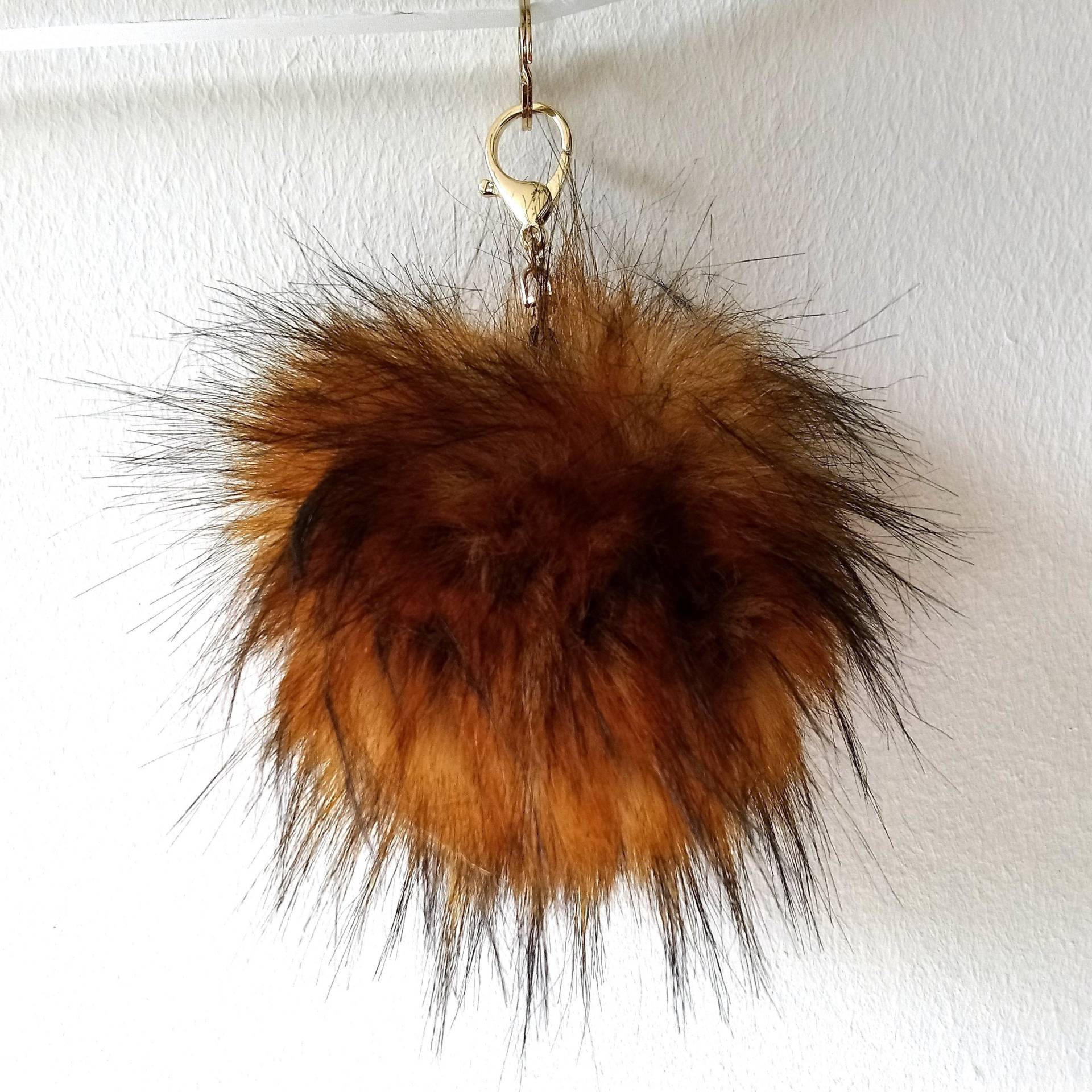 Pelztaschenschmuck. Schlüsselanhänger Mit Bommel Aus Kunstpelz Im Waschbär-Imitat. Künstliches Leopardenfell. Kunstfuchsfell Pelztaschenschmuck. Schlüsselanhänger Mit Bommel Aus Kunstpelz Im Waschbär-Imitat. Künstliches Leopardenfell. Kunstfuchsfell von SUNSUELLE
