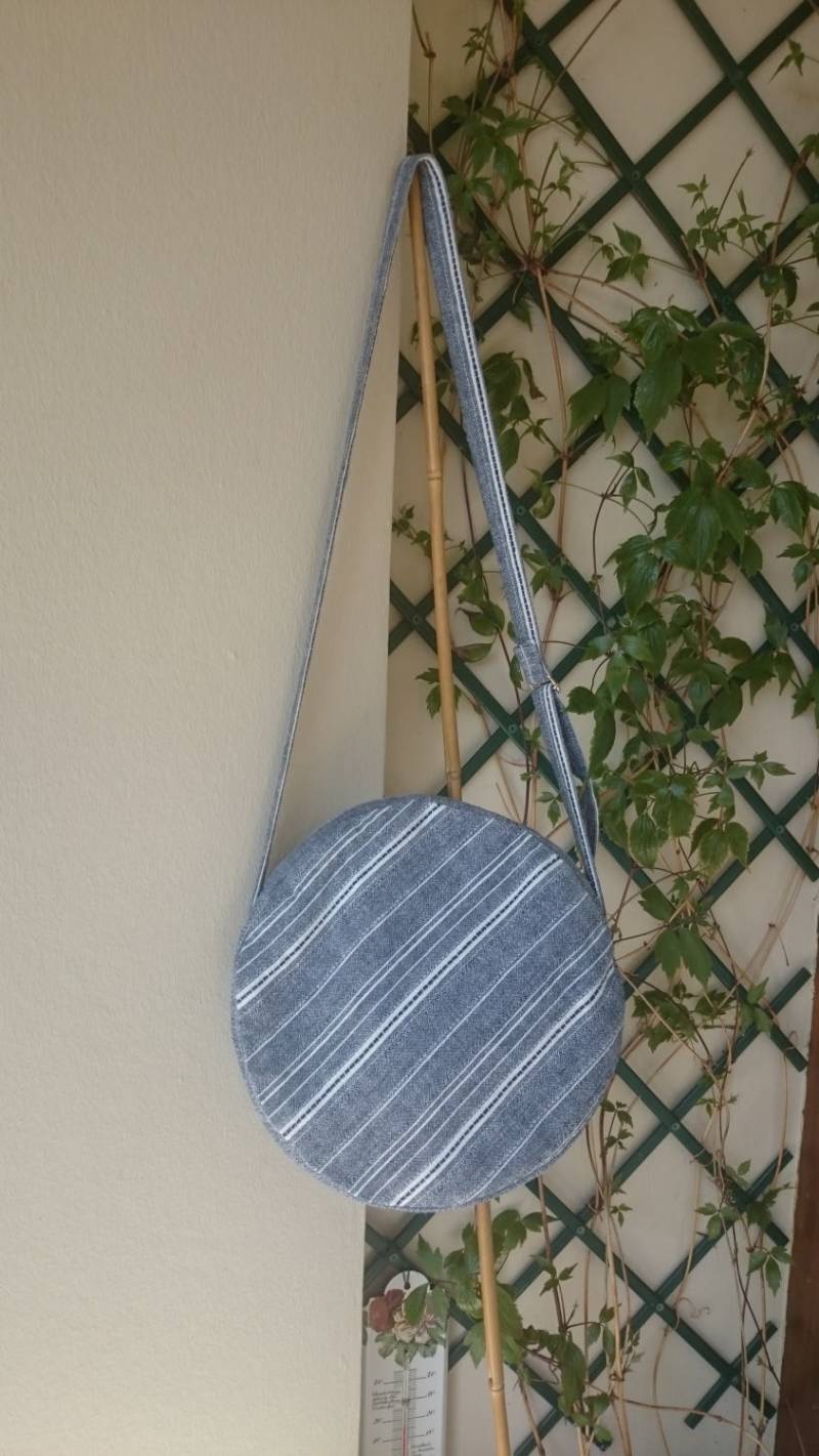 Runde Schultertasche Mit Blauen Und Weißen Streifen. Außergewöhnliche Förderung Handgewebsack von SUNSUELLE