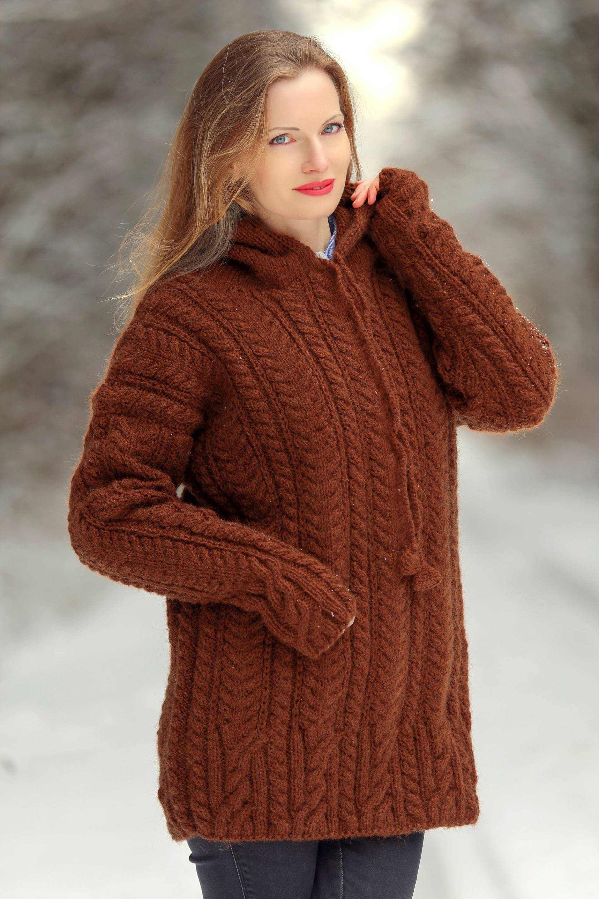 Handgestrickter Pullover Mit Braunem Wollpullover Und Kapuzenpullover Von Supertanya von SUPERTANYA