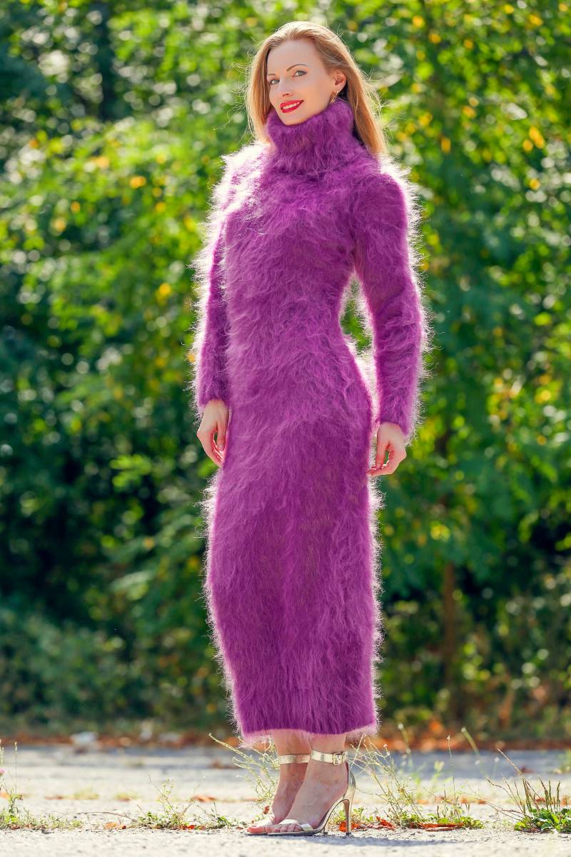 Langes Mohairpulloverkleid Handgestricktes Fuzzy-Rollkragenkleid Von Supertanya von SUPERTANYA
