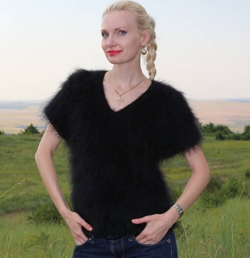 Made To Order V Neck Short Hacken Handgestrickte Mohair Pullover in Schwarz Von Supertanya von SUPERTANYA