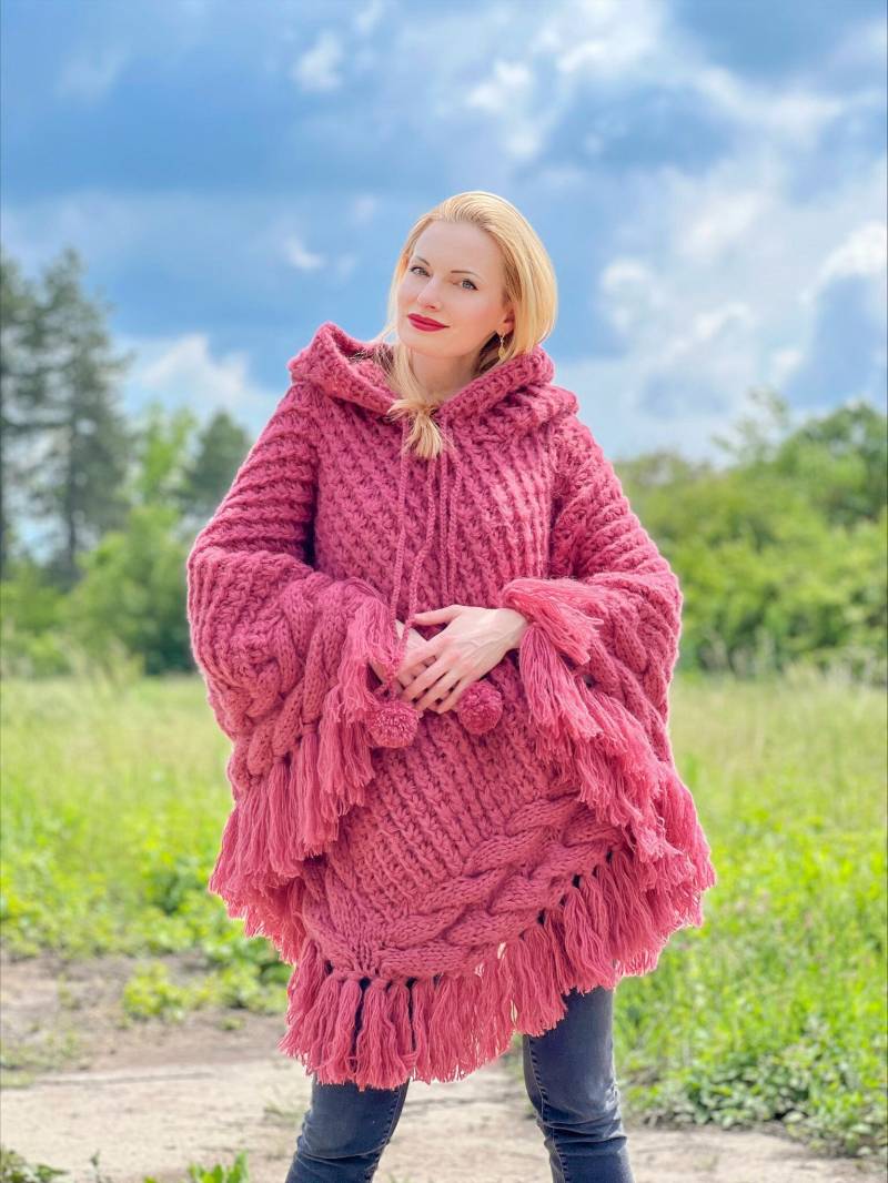 Rosa Wollponchopullover Mit Zopfmuster, Handgemachter Wickelpullover, Supertanya, Versandbereit von SUPERTANYA