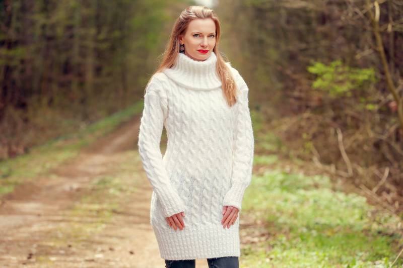 Supertanya Elegantes Weißes Kleid Handgestrickte Lange Pullover Tunika von SUPERTANYA
