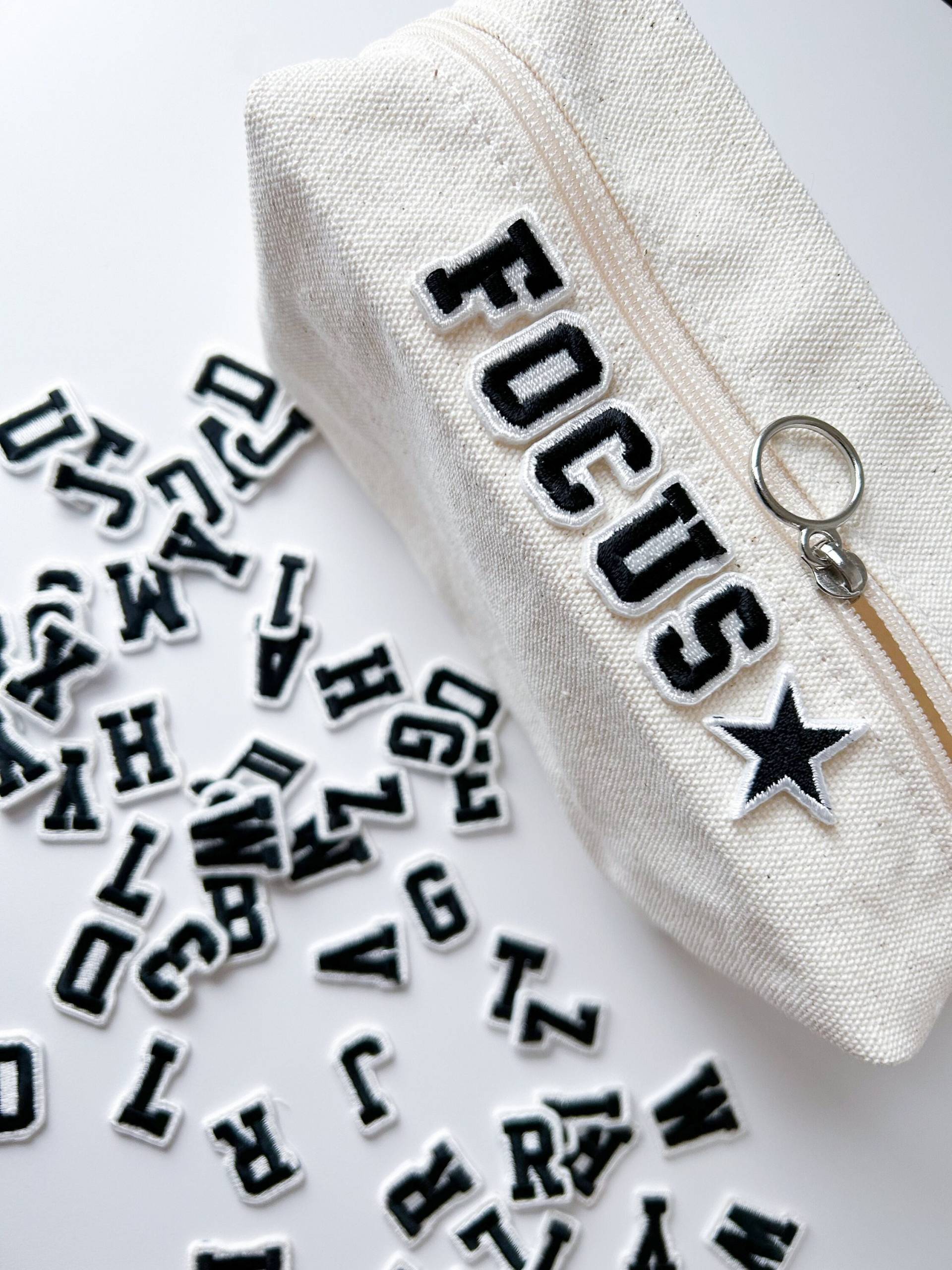 Schwarzer Kleiner Buchstabe Aufnäher, Mini Gesticktes Alphabet Und Mark Buchstaben Aufnäher Für Trägerjacke Tasche Schwarzer Kleiner Buchstabe Aufnäher, Mini Gesticktes Alphabet Und Mark Buchstaben Aufnäher Für Trägerjacke Tasche von SUPPLY129