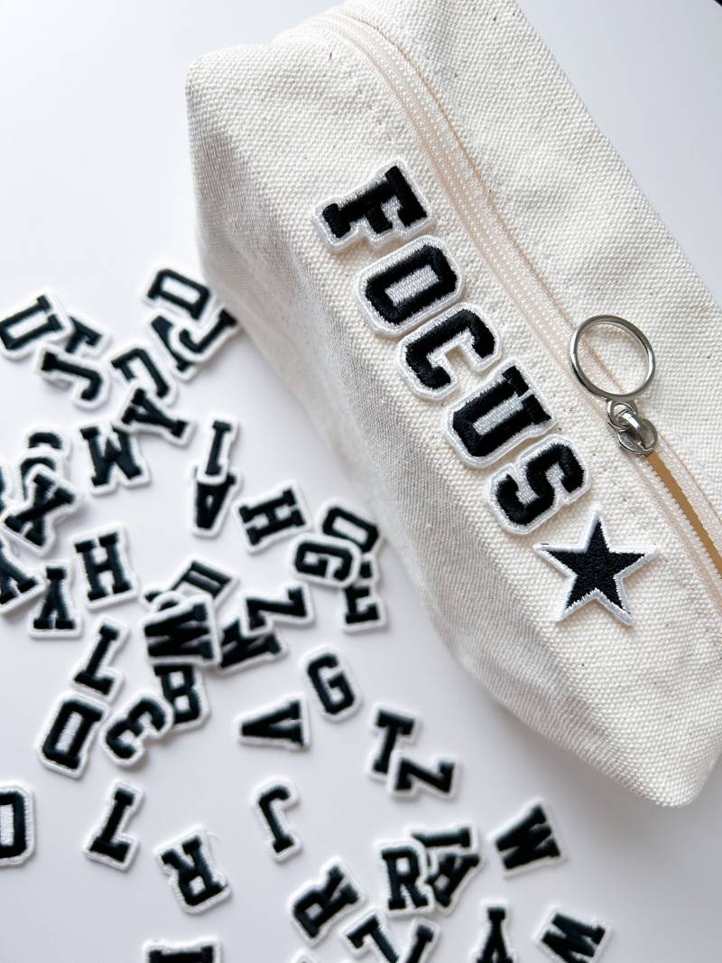 Schwarzer Kleiner Buchstabe Aufnäher, Mini Gesticktes Alphabet Und Mark Buchstaben Aufnäher Für Trägerjacke Tasche von SUPPLY129
