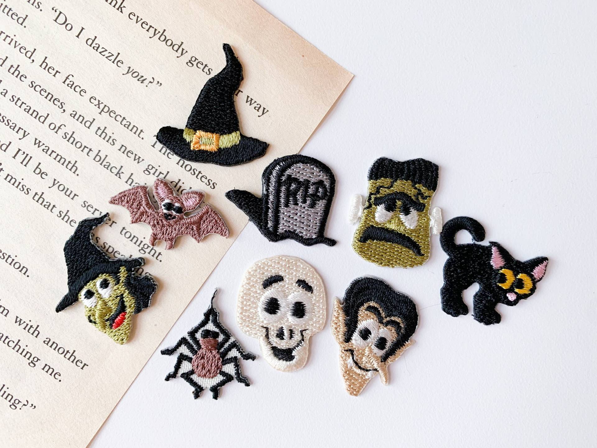Set Von 10 Mini Halloween Patches, Handwerk, Stickerei Diy Applikation Abzeichen, Süße Geister Hexe Schwarze Katze Schädel Set Von 10 Mini Halloween Patches, Handwerk, Stickerei Diy Applikation Abzeichen, Süße Geister Hexe Schwarze Katze Schädel von SUPPLY129