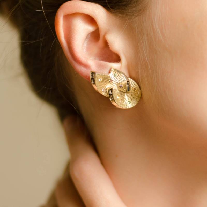 Abstrakte Wellenohrringe Von Coro Schmuck, Kristallohrringe 1960Er Jahre, Nicht Durchbohrte Ohrringe von SURstudio