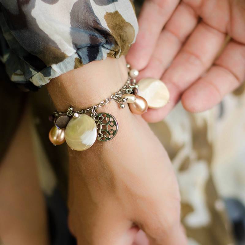 Bettelarmband Für Damen Von Chaps Mit Knebelverschluss, Scheibenarmband Perlmutt von SURstudio