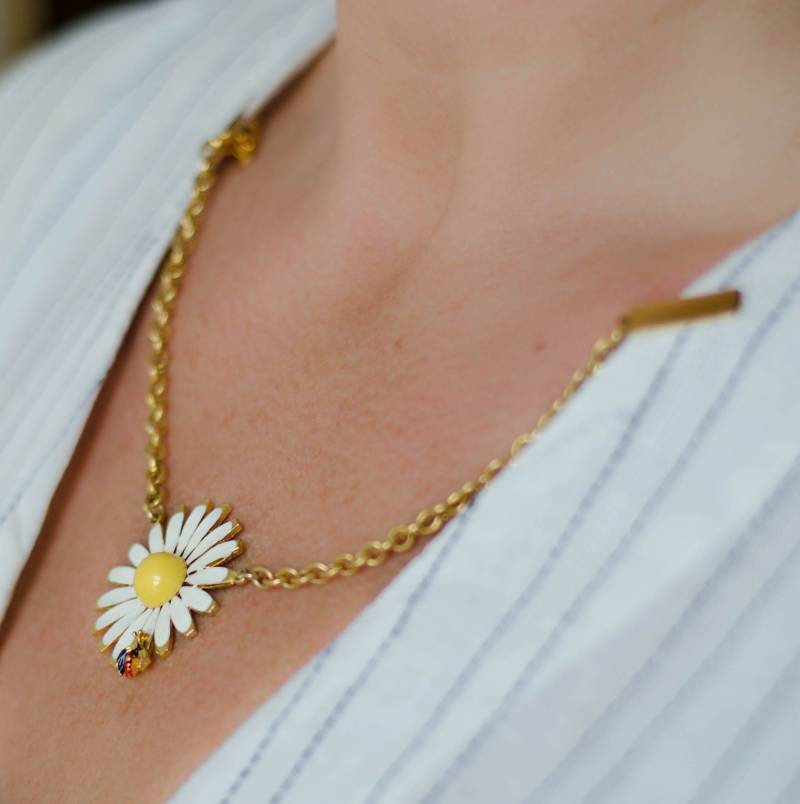 Daisy Sweater Guard, Emaille Kragen Pins, Cottage Kern Schmuck Gerade Jetzt Angesagt von SURstudio