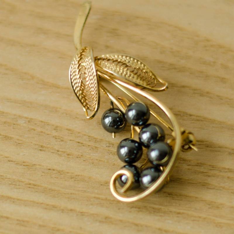 Filigrane Blumen Brosche, Faux Perle Brosche Kollektion, Schwarze Sicherheitsnadel Filigrane Blumen Brosche, Faux Perle Brosche Kollektion, Schwarze Sicherheitsnadel von SURstudio
