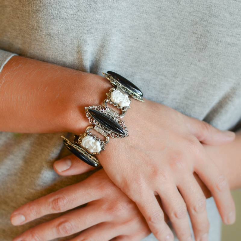 Filigranes Armband Mit Noh-Masken Von Selroschmuck Filigranes Armband Mit Noh-Masken Von Selroschmuck von SURstudio