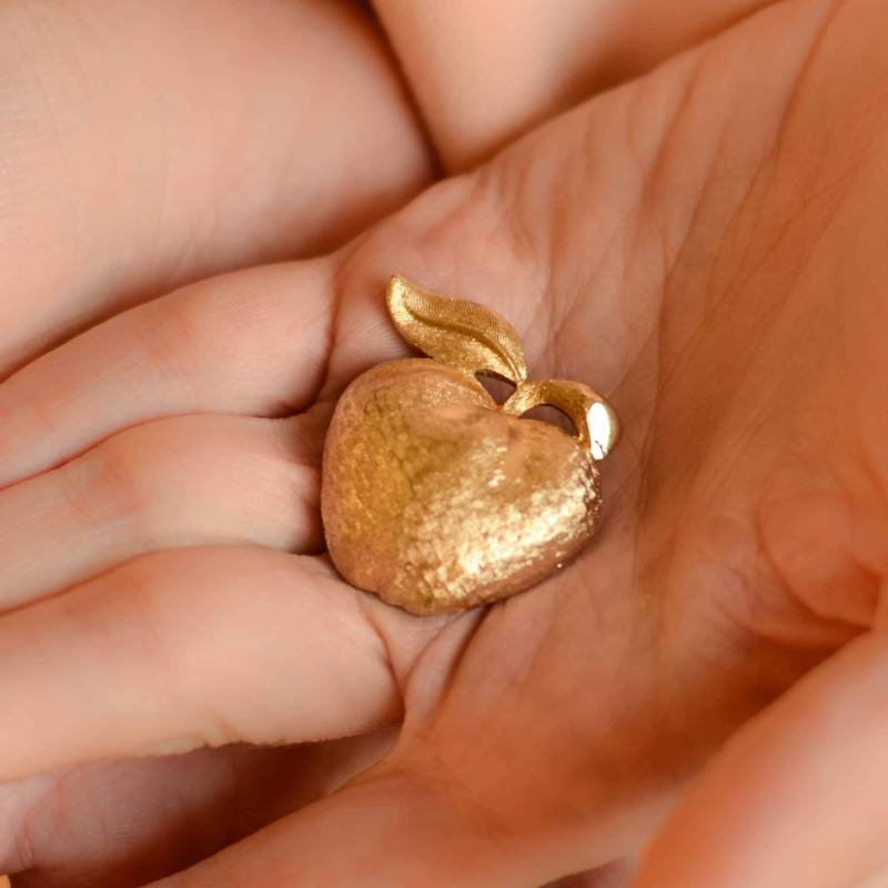 Goldener Apfel Coro Brosche, Figurale Brosche Lehrer Geschenk Von Coroschmuck von SURstudio