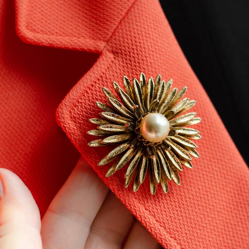 Große Gänseblümchen-Blumen-Brosche - Übergroßer Kunstperlen-statement-Designer-Pin Für Schicke Mode von SURstudio
