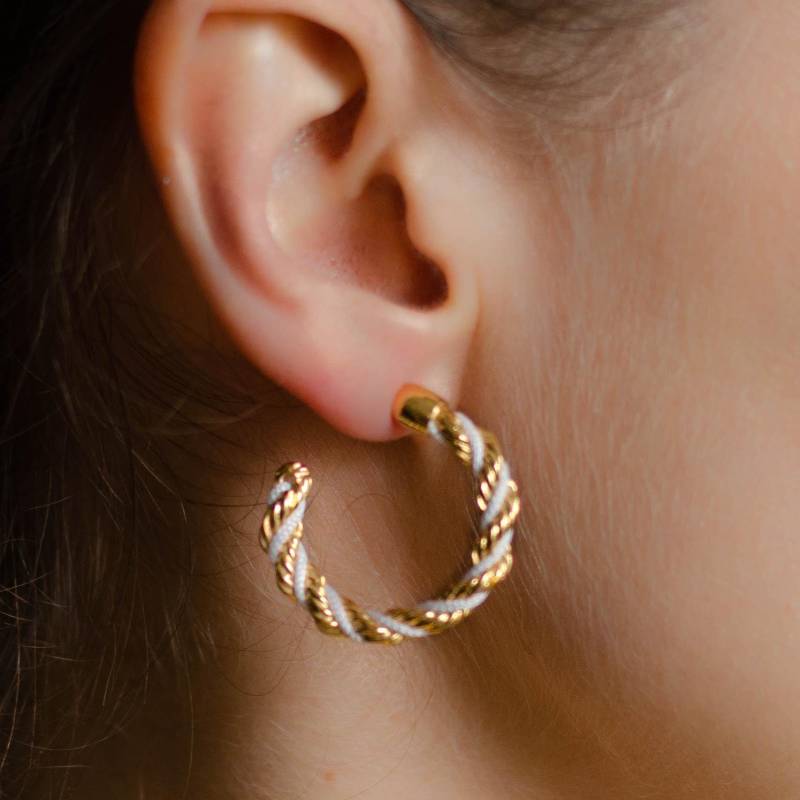 Huggie-Creolen Vintage Von Napier Jewelry, Weiß-Goldene Grobstrick Creolen Mit Akzenten Aus Seidengarn Huggie-Creolen Vintage Von Napier Jewelry, Weiß-Goldene Grobstrick Creolen Mit Akzenten Aus Seidengarn von SURstudio