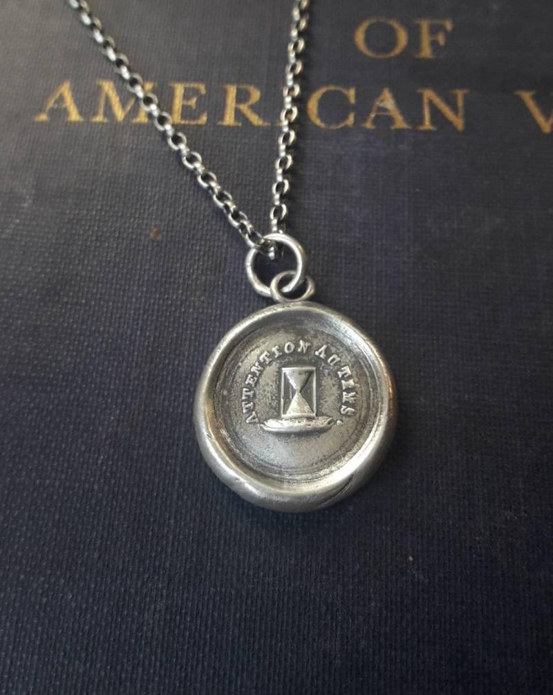 Achtung Au Tems. Aufgepasst Für Die Zeit Antikes Wachs Buchstaben Siegel.... Memento Mori. Die Verrutscht, Wie Der Sand in Einer Sanduhr Achtung Au Tems. Aufgepasst Für Die Zeit Antikes Wachs Buchstaben Siegel.... Memento Mori. Die Verrutscht, Wie Der Sand in Einer Sanduhr von SWALKDESIGNS