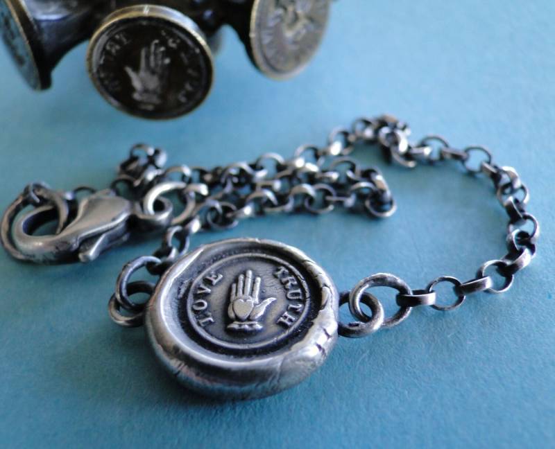 Antikes Wachssiegel Amulett, Armband, Love, Truth, Verschiedene Größen, Sterling Silber von SWALKDESIGNS