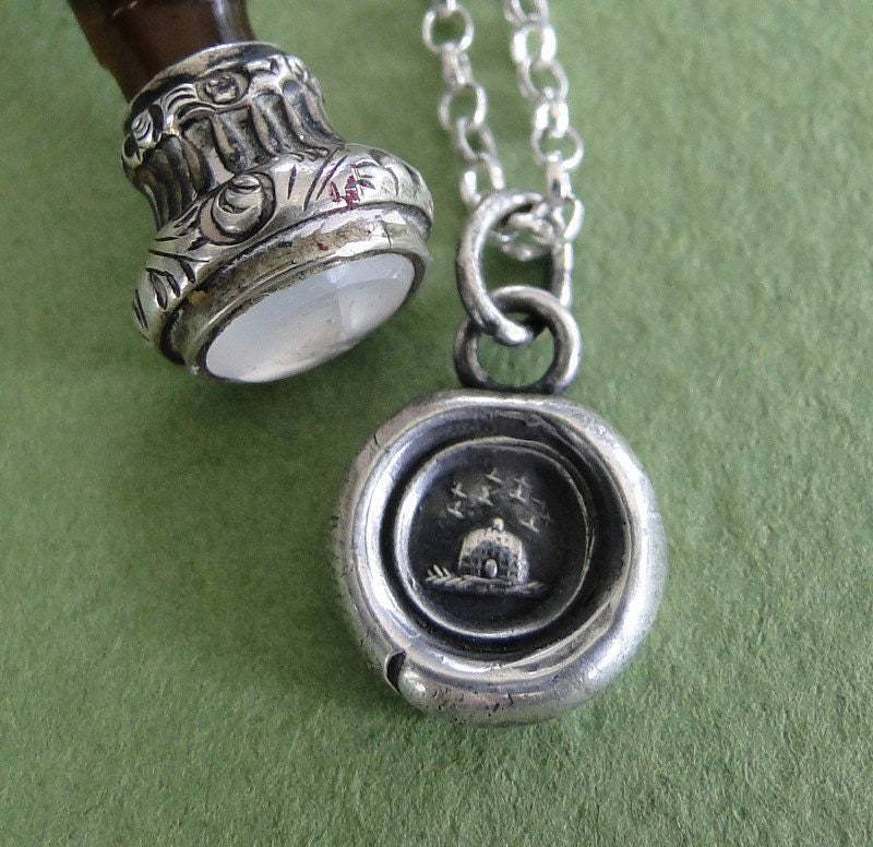 Biene Und Bienenkorb Kette Nr. 1. Antiker Wachs-Buchstaben-Siegel. Fleißige Halskette. Fleiß Sterling Silber Anhänger Biene Und Bienenkorb Kette Nr. 1. Antiker Wachs-Buchstaben-Siegel. Fleißige Halskette. Fleiß Sterling Silber Anhänger von SWALKDESIGNS