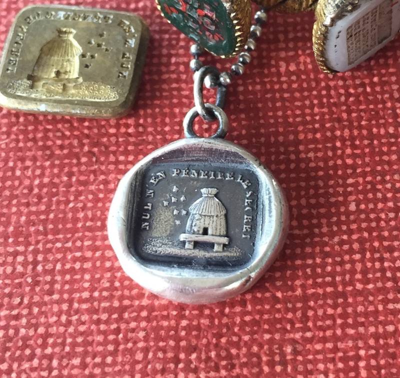 Bienenstock Anhänger, Sterling Bienen Halskette. Antikes Wachs Buchstaben Siegel. Fleißige Biene Bienenstock Anhänger, Sterling Bienen Halskette. Antikes Wachs Buchstaben Siegel. Fleißige Biene von SWALKDESIGNS