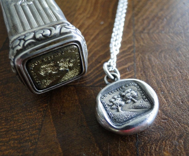 Das Schicksal Trennt Uns Umsonst Antiker Wachssiegel Anhänger, Sterling Silber Das Schicksal Trennt Uns Umsonst Antiker Wachssiegel Anhänger, Sterling Silber von SWALKDESIGNS